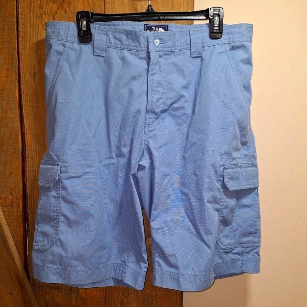 A The North Face men's cargo shorts in a size 36 regular in grey/blue Pre-loved.